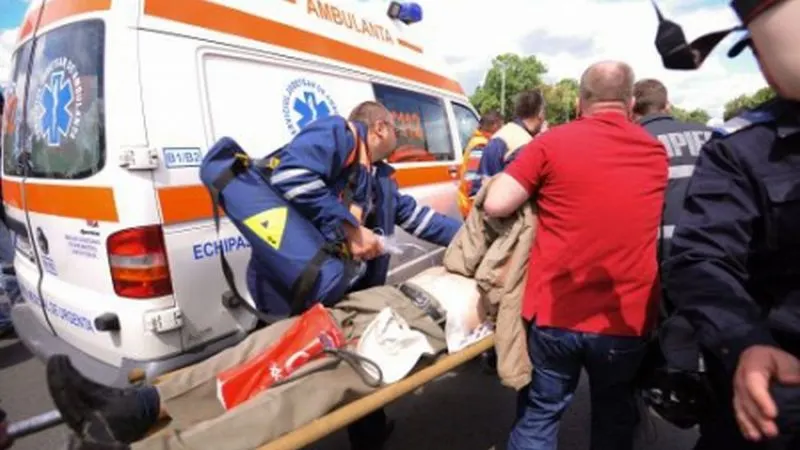 Un bărbat din Vaslui este în stare gravă după ce o remorcă s-a răsturnat peste el