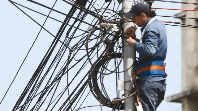 Localităţi fără energie electrică din cauza vântului puternic