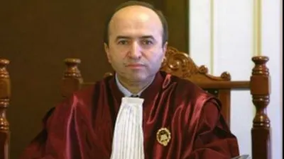 Ministrul Justiţiei, filmat în timp ce încălca regulile de circulaţie rutieră. VIDEO