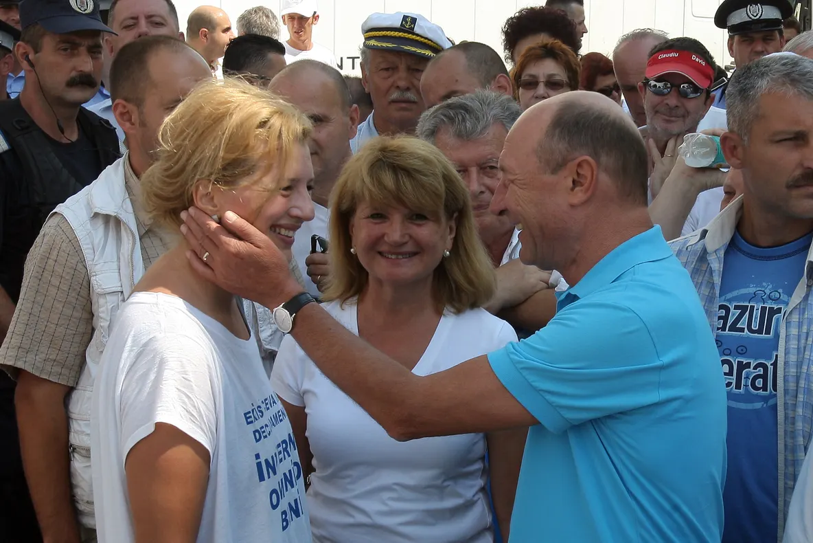 IOANA BĂSESCU s-a CĂSĂTORIT în SECRET, în weekend. Cine e NOUL GINERE al preşedintelui Băsescu