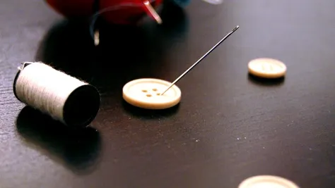 Nu ai SĂ CREZI când ai să vezi ce MIC e calculatorul ăsta! E cât un NASTURE