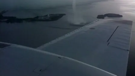 S-a uitat pe geamul avionului şi a rămas îngrozit. Imaginea terifiantă surprinsă de un pasager