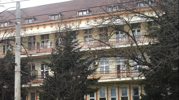 Imagini ȘOCANTE și acuzații grave la Spitalul Elias! O pacientă, izolată într-un salon fără toaletă, folosește pungi și pamperși 