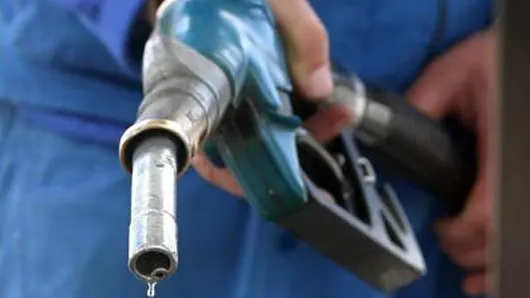 Statul român înghite peste jumătate din prețul benzinei: câți bani se duc la Bolojan din sumele uriașe plătite de români