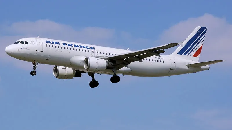 O companie aeriană îşi ANULEAZĂ 50% dintre zborurile de luni