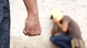 Scene șocante într-o primărie din România: un funcționar lovește un localnic pe motiv că "face circ" – VIDEO”