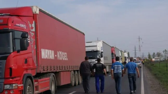Peste 21.000 de autobuze şi camioane, verificate de poliţişti. 6.134 de sancţiuni, aplicate