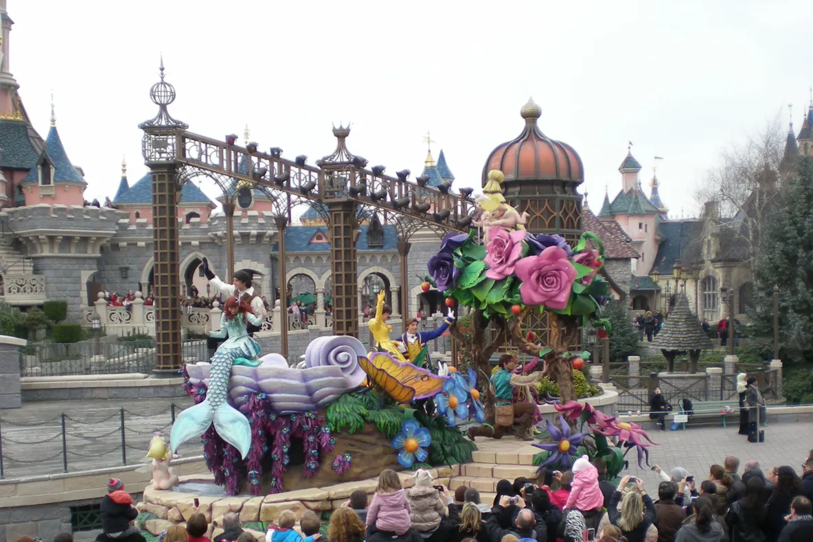 Un hotel din parcul Disneyland de lângă Paris a fost evacuat în urma unei alerte 
