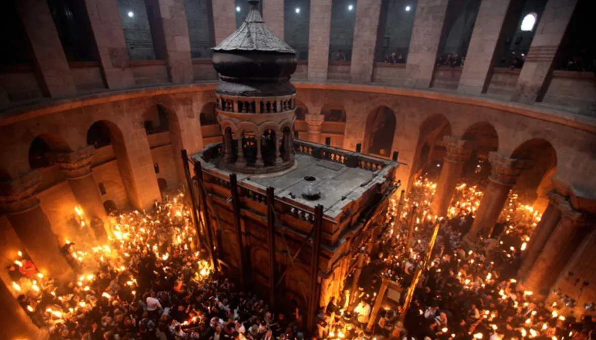 Lumina Sfântă de la Ierusalim a ajuns în România. Ceremonie impresionantă la Patriarhia Română