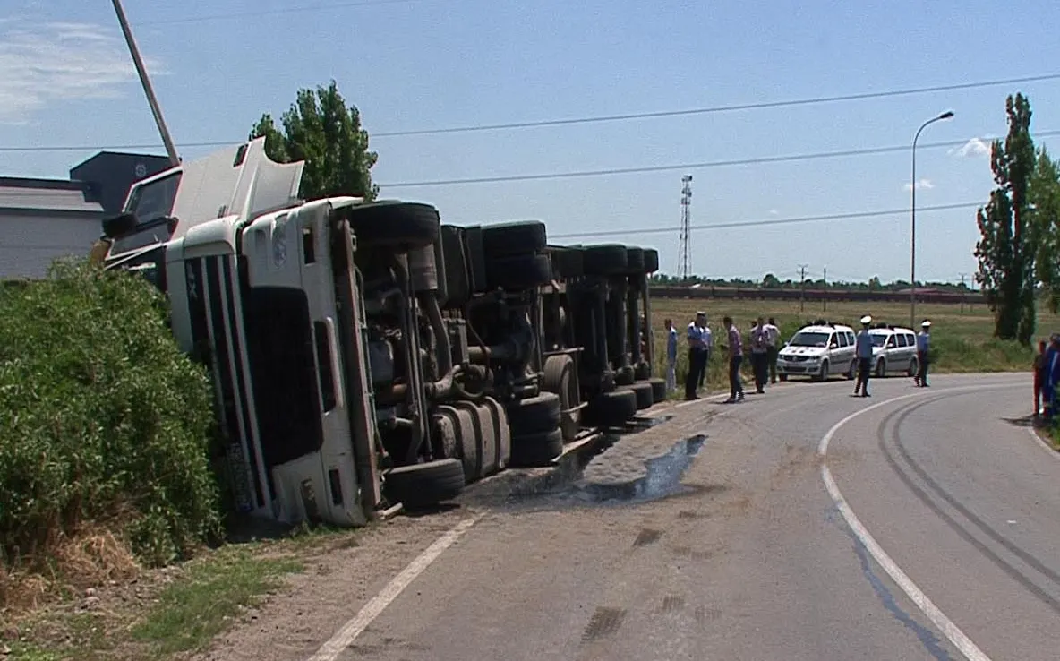 Accident la Mogoșoaia. Un tir s-a răsturnat 