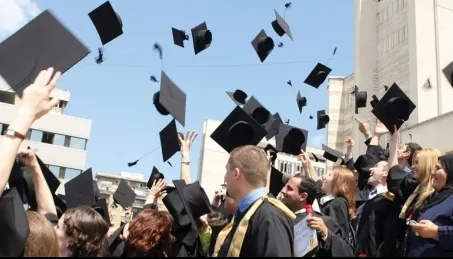 Facultățile cu cei mai prost plătiți absolvenți din România. Diplomele lor nu valorează nici cât hârtia pe care sunt tipărite