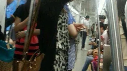 Cum a fost fotografiată o tânără la metrou. Călătorilor nu le-a venit să creadă!