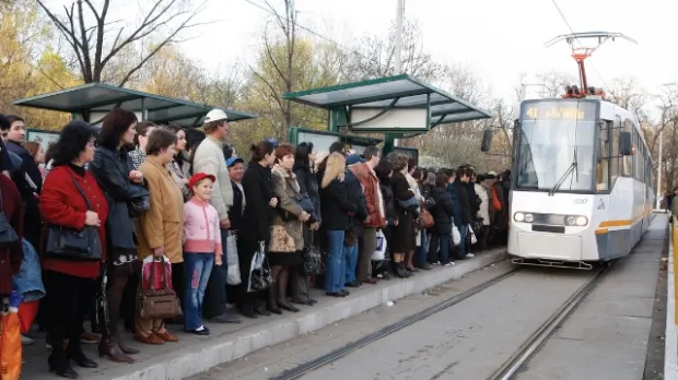 Accident în Capitală: linia tramvaiului 41, blocată de o maşină