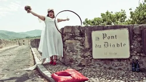 O femeie s-a căsătorit cu un pod vechi de 600 de ani
