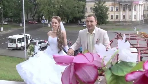 Semn rău la o nuntă. Ce li s-a întâmplat mirilor chiar la intrarea în altar. Imagini şocante!