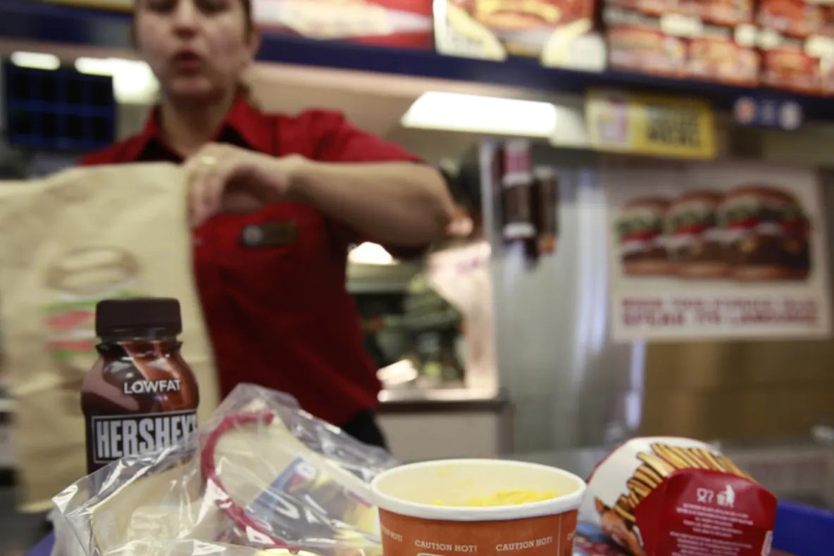 Imediat după Crăciun, românii au luat cu asalt restaurantele fast-food (video)