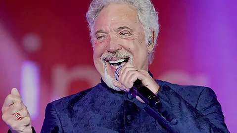 Cântărețul Tom Jones s-a vaccinat antiCovid