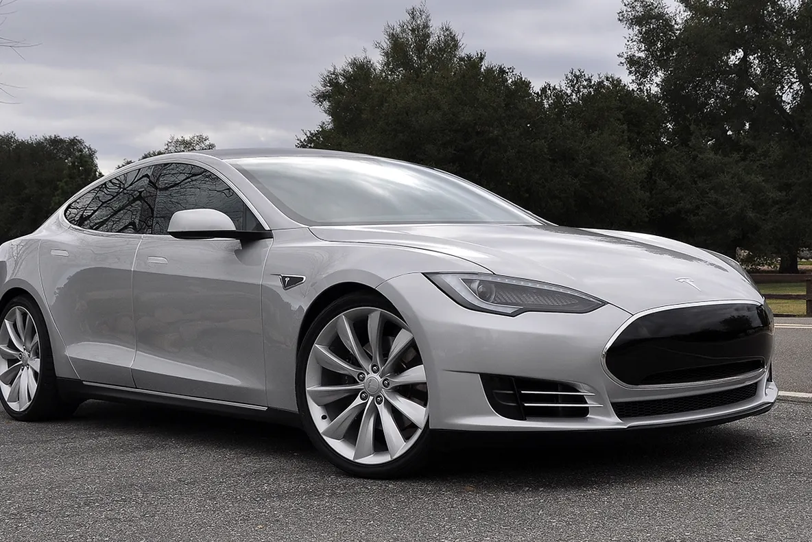 Tesla introduce două versiuni mai ieftine ale automobilului electric Model S