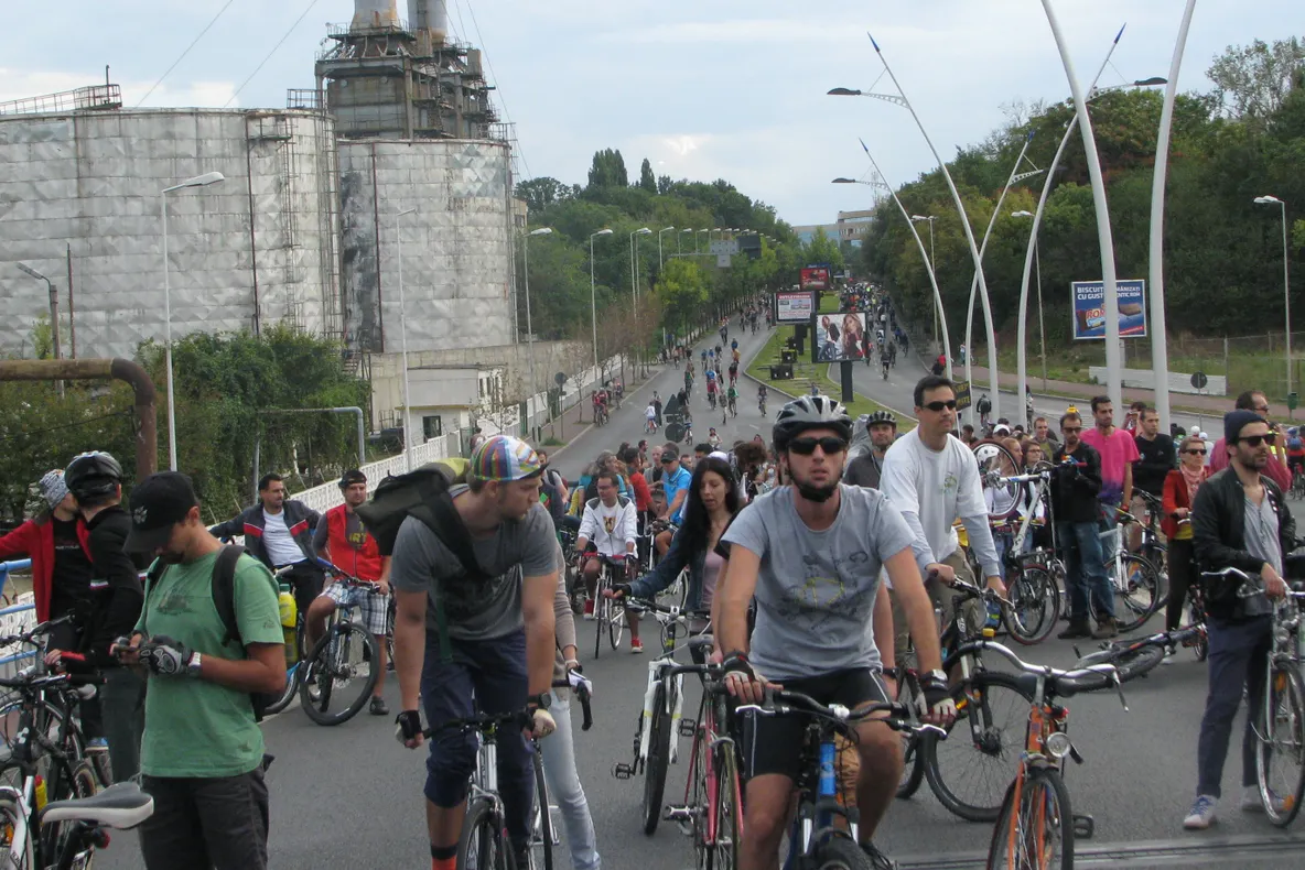 Mii de oameni așteptați sâmbătă în București la marșul bicicliștilor. Traficul va fi restricționat