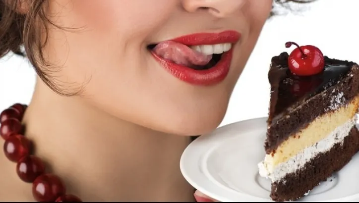 6 obiceiuri BIZARE care ajută la SLĂBIT
