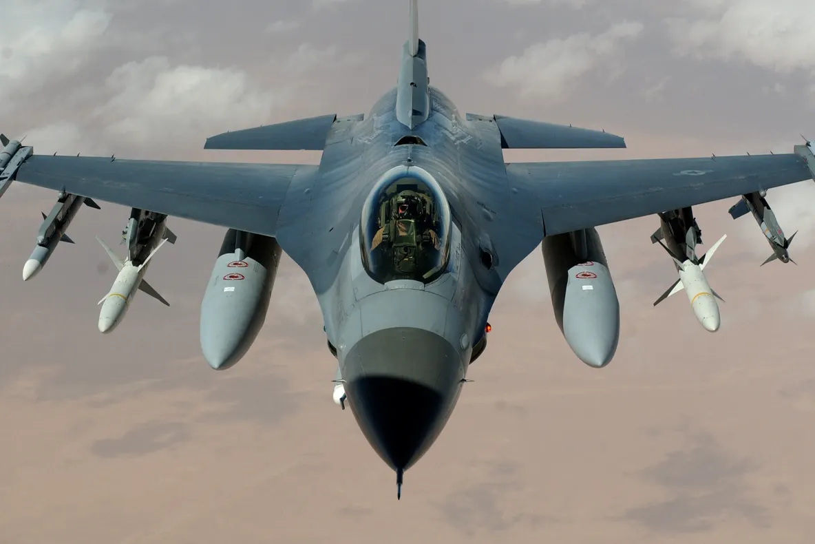 Israelul a efectuat 12 raiduri aeriene în Fâşia Gaza şi ar putea lansa o intervenţie terestră