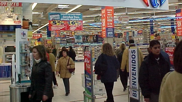 ALERTĂ la nivel naţional: SALAM ALTERAT în hipermarket, cu data de expirare TRUCATĂ