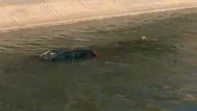 O maşină a căzut în Dâmboviţa. Şoferul a fost salvat în ultimul moment