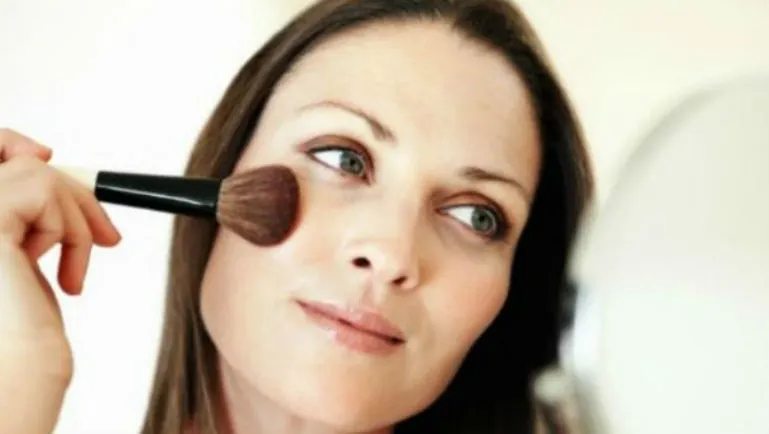 S-a inventat mascara ce durează trei zile. Cum arată femeia care a testat machiajul durabil?