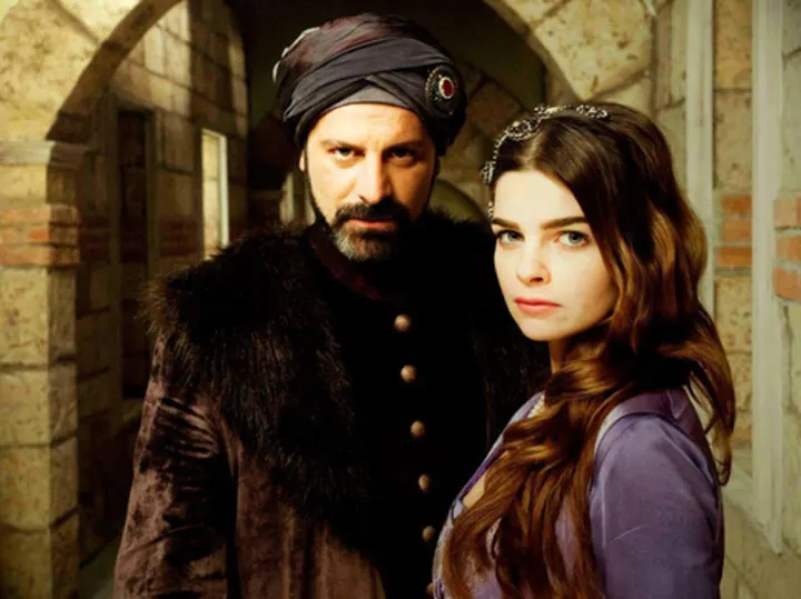 SULEYMAN MAGNIFICUL. Una dintre actriţe se pregăteşte de NUNTĂ