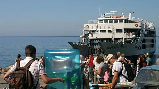 Au început recrutările pentru JOBURI de vară în insulele din Grecia