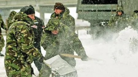 VEŞTI BUNE pentru înzăpeziţi! Militarii intervin cu CEAI CALD ŞI PĂTURI