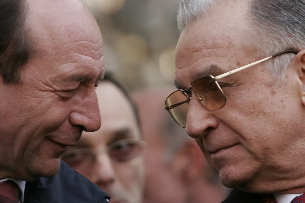 SFANTUL ION. Băsescu i-a trimis lui Iliescu un buchet de trandafiri albi