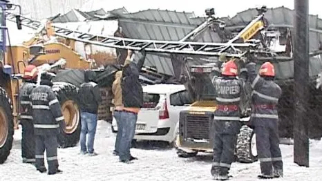 VISCOLUL a făcut RAVAGII şi în Capitală: maşini avariate, acoperişuri căzute