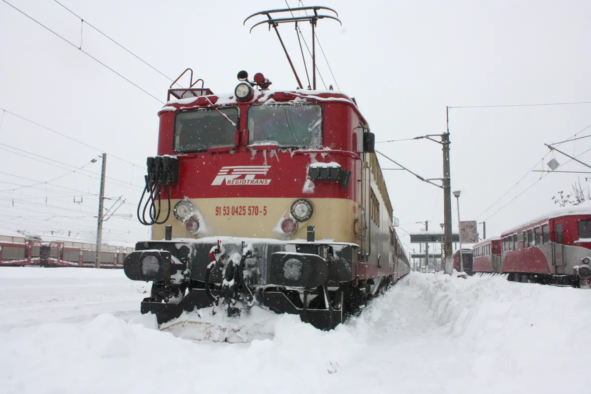 TREN cu 80 de pasageri, BLOCAT în judeţul Dâmboviţa
