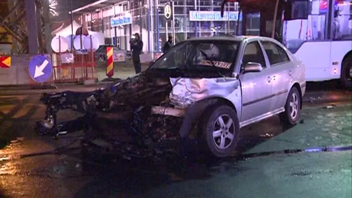Accident spectaculos în Capitală. O ambulanţă a căzut într-o groapă de trei metri 