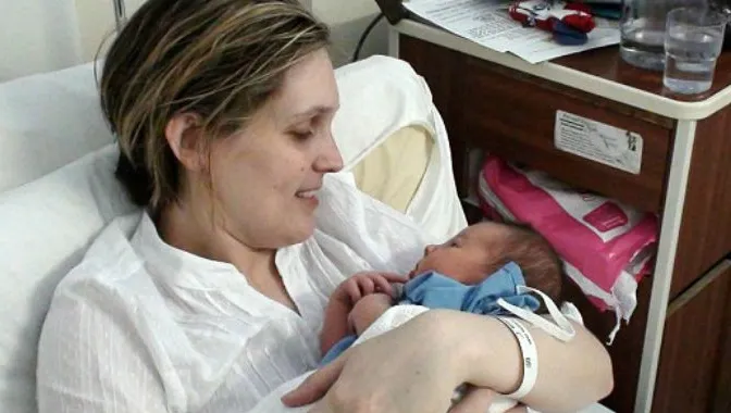 Băiețelul din imagine nu știe că mama sa urmează să moară. Gestul uimitor al femeii
