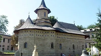 Un cunoscut preot riscă să facă închisoare după ce a reabilitat o mănăstire