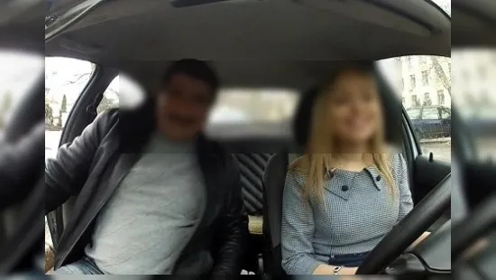 BLONDA CARE I-A ŞOCAT PE TOŢI ŞOFERII: A luat mâinile de pe volan şi şi-a acoperit ochii