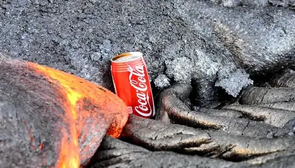 EXPERIMENT ULUITOR al unui fotograf. Ce se întâmplă când o cutie de Coca-Cola este atinsă de lavă?
