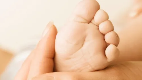 Ce dăm copiilor la o RĂCEALĂ: acetaminofen sau ibuprofen?
