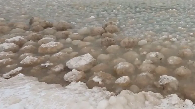 Fenomenul uluitor de pe lacul îngheţat. Localnici au ÎNCREMENIT când l-au văzut dimineaţă