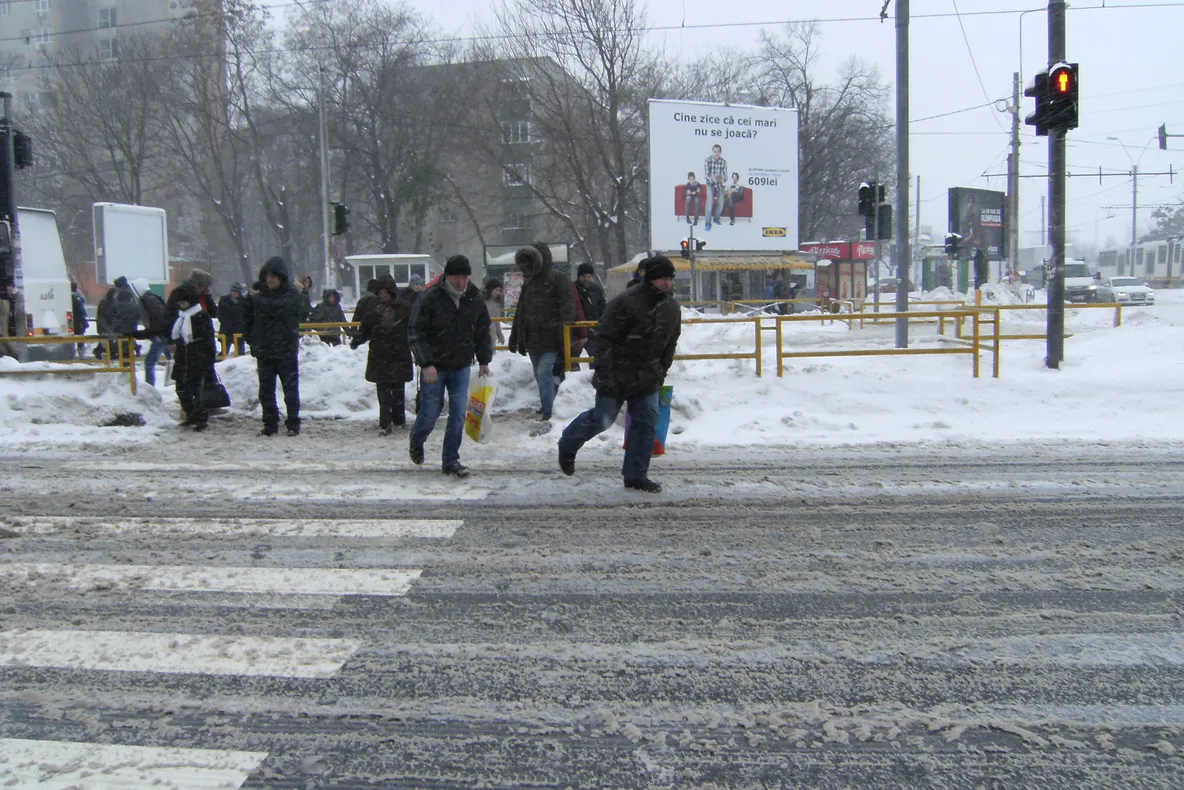 MARTOR OCULAR. Sectorul 6 din Capitală, rupt de lume după ninsoare. IMAGINI 