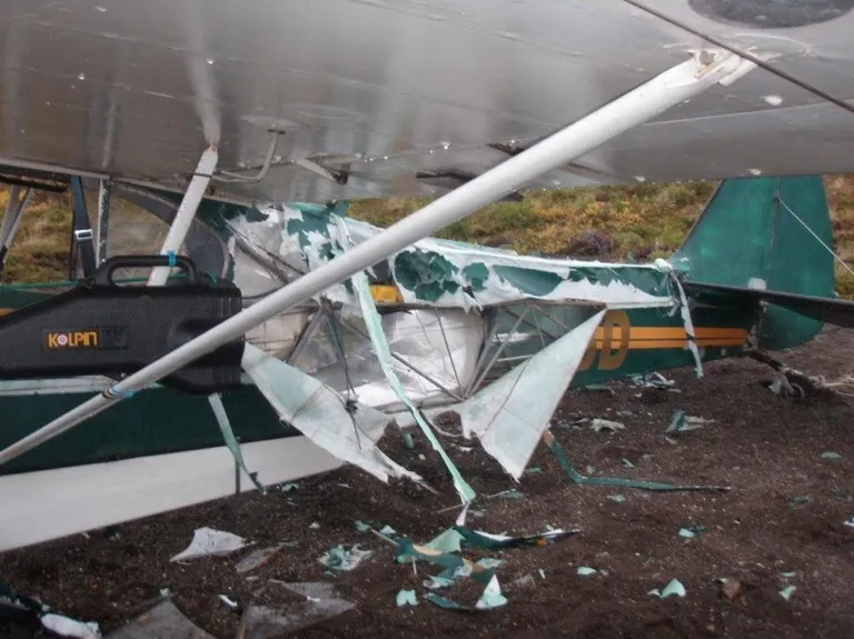 INCREDIBIL. Avionul a fost făcut praf, în pustietate. Cum a reuşit pilotul să se salveze