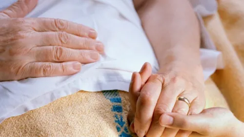 Femeie de 99 de ani bolnavă de Alzheimer, în STARE GRAVĂ după ce a fost agresată şi violată