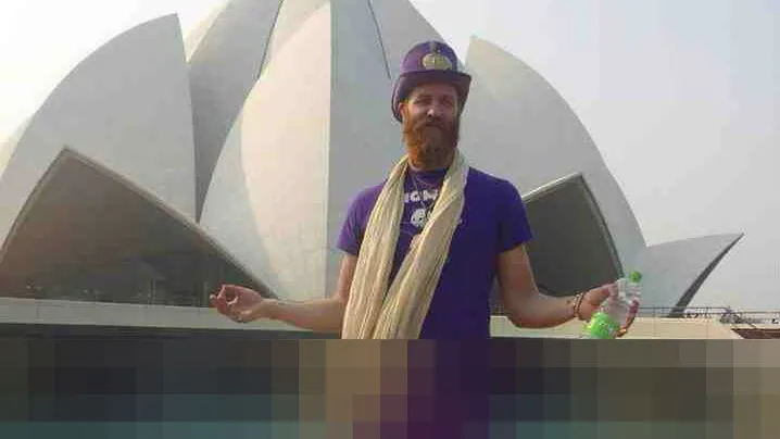 INCREDIBIL! Ce se află la picioarele bărbatului. Prietenii săi au fost șocați când au văzut poza