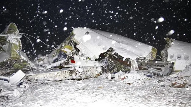 AVION PRĂBUŞIT. Trei persoane în ŞOC HIPOTERMIC: "Sunt DISPERAŢI! Au URLAT, AU APRINS FOCUL"
