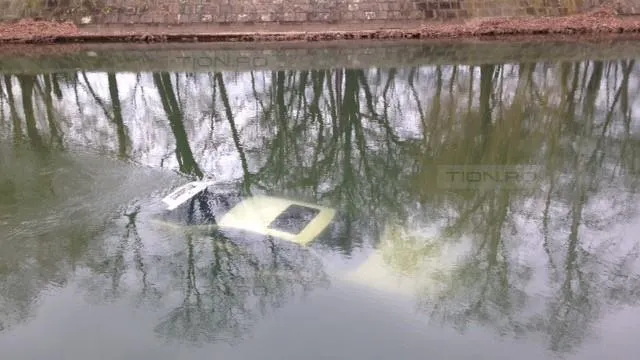 Trei persoane rănite, după ce maşina în care se aflau a ajuns într-un pârâu