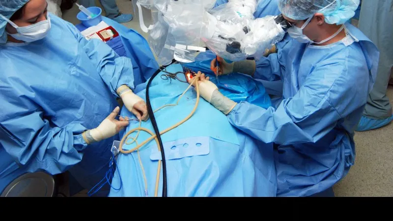 1.900 de lei, mită pentru o cezariană. Trei medici au fost reţinuţi 