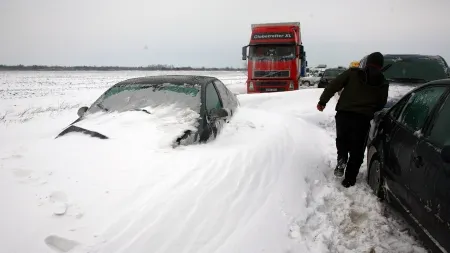 COD PORTOCALIU. Două microbuze cu pasageri şi patru autoturisme, blocate din cauza viscolului 