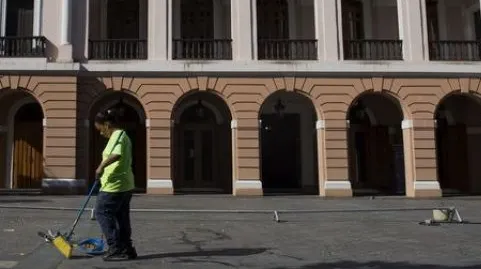 Criza financiară a ÎNGROPAT un stat. Locuitorii FUG unde văd cu ochii